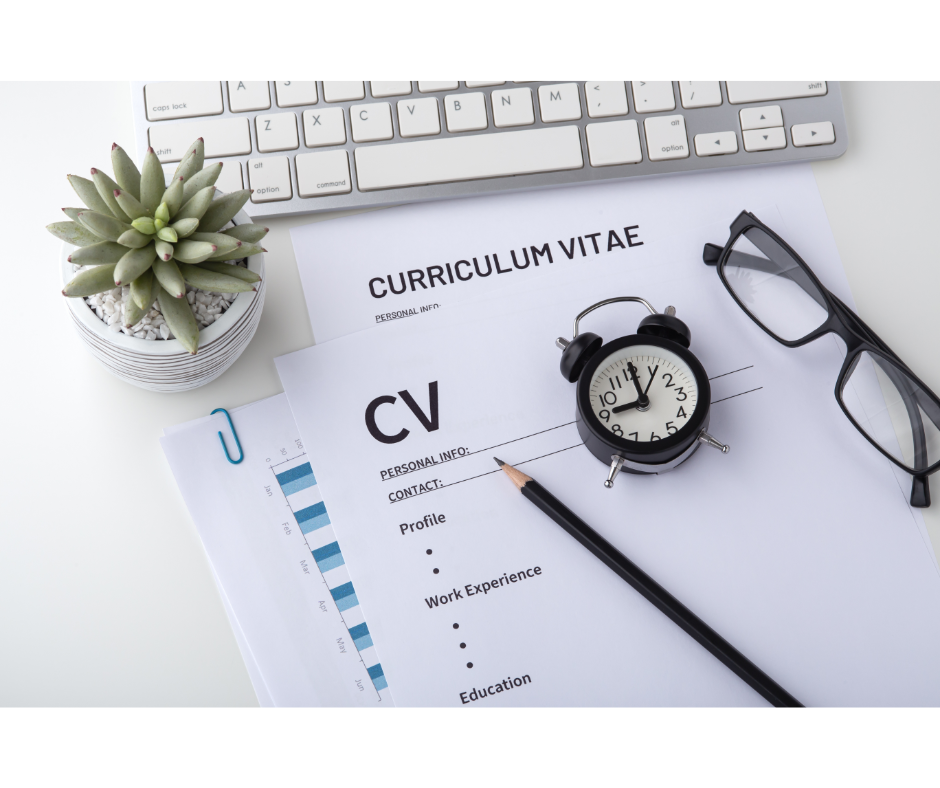 Como deixar o currículo melhor para o mercado de trabalho? | Mesa branca com um currículo, um teclado, um relógio, um óculos e um lápis | Esamc