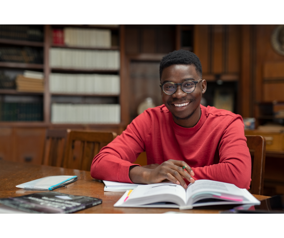Melhor faculdade de Jundiaí: Conheça os diferenciais da ESAMC | Homem sorridente estudando | ESAMC
